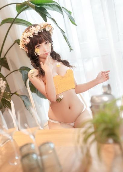 坏人用剪刀剪掉衣服的视频_HD神马在线观看